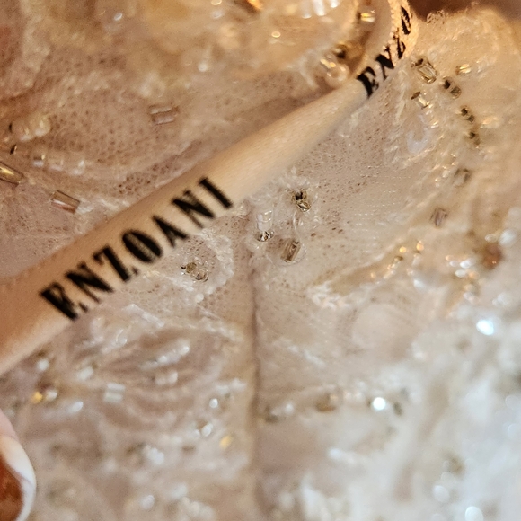 Enzoani beautiful white wedding dress S 16 - Picture 8 of 11